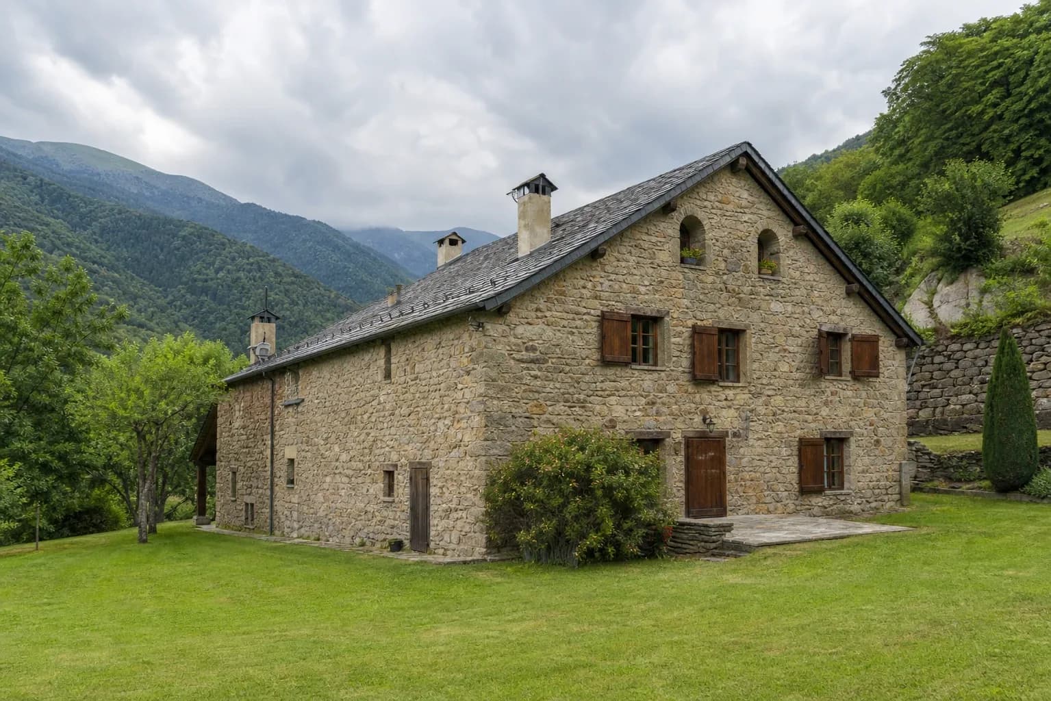 Masía de piedra con bosque y pastos en Camprodon, Pirineo de Girona — foto 1